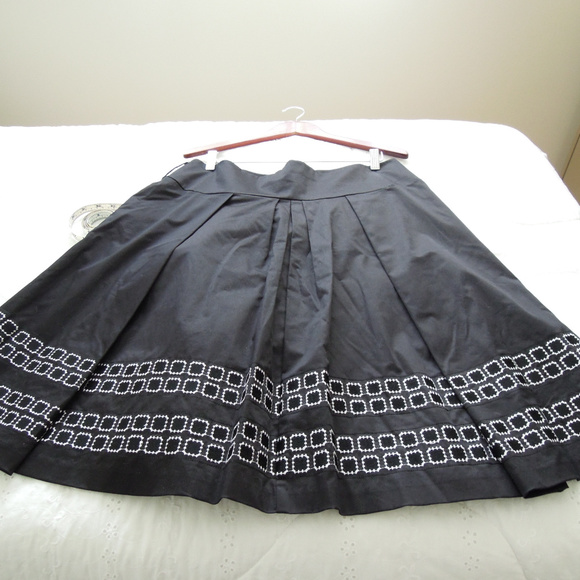 Nygard Collection Women's Black and White Full Skirt- Size 14 - Picture 3 of 5